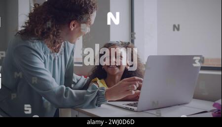 Image du traitement des données sur une enseignante et une écolière heureuse et diversifiée à l'aide d'un ordinateur portable en classe Banque D'Images