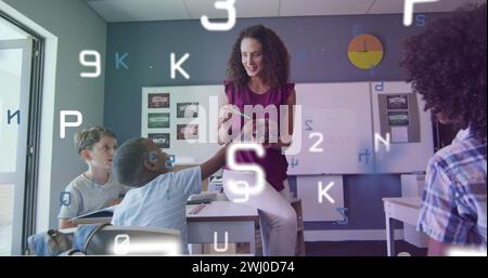 Image du traitement des données sur une enseignante diversifiée heureuse avec un cerveau modèle et des élèves en classe Banque D'Images