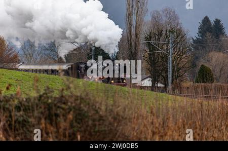 Entlang dem Obersee zwischen Schmerikon und Rapperswil-Jona ist die Dampflokomotive der Baureihe 01 (BR 01) (01 202). Gebaut wurde die Schnellzuglokom Banque D'Images