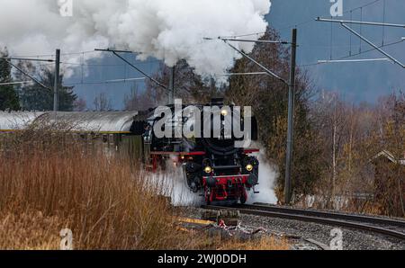 Entlang dem Obersee zwischen Schmerikon und Rapperswil-Jona ist die Dampflokomotive der Baureihe 01 (BR 01) (01 202). Gebaut wurde die Schnellzuglokom Banque D'Images