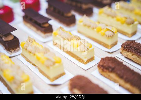 Divers bonbons et desserts dans la boulangerie. Photo de haute qualité Banque D'Images