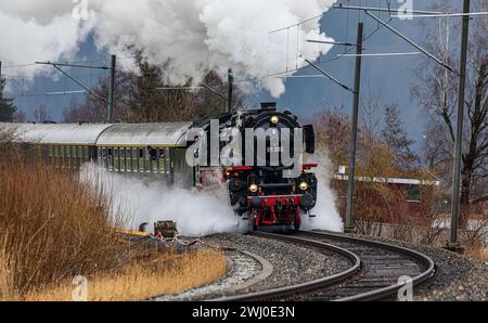 Entlang dem Obersee zwischen Schmerikon und Rapperswil-Jona ist die Dampflokomotive der Baureihe 01 (BR 01) (01 202). Gebaut wurde die Schnellzuglokom Banque D'Images