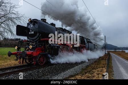 Entlang dem Obersee zwischen Schmerikon und Rapperswil-Jona ist die Dampflokomotive der Baureihe 01 (BR 01) (01 202). Gebaut wurde die Schnellzuglokom Banque D'Images