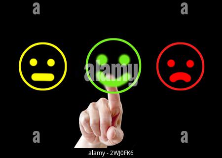 Femme donnant la note et l'avis de Feedback avec l'icône émoticône de visage heureux. Face de marquage client Banque D'Images