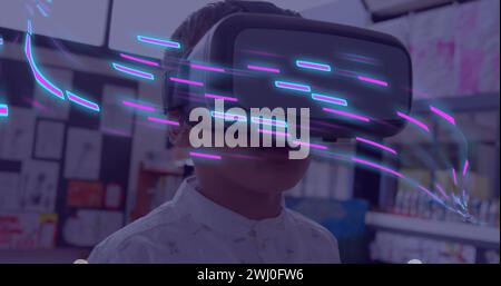 Image de traînées lumineuses incandescentes de transfert de données sur un garçon biracial dans un casque vr Banque D'Images