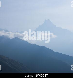 Célèbre montagne de queue de poisson Machapuchare tôt le matin. Banque D'Images