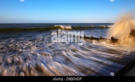 Briser les vagues à Tywyn Beach, Gwynedd Wales UK Banque D'Images