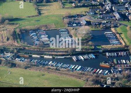 Une vue aérienne d'une marina au bord du canal, Rufford Branch of Leeds Liverpool canal, nord-ouest de l'Angleterre, Royaume-Uni Banque D'Images