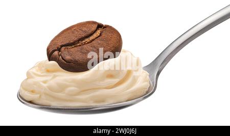 Cuillère de crème fouettée avec grain de café isolé sur fond blanc Banque D'Images