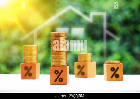 Pile de pièces de monnaie, arrangement de blocs de bois avec des pourcentages. Concept d'augmentation des taux d'intérêt, prêt immobilier, prêt hypothécaire, impôt foncier. investissement et a Banque D'Images