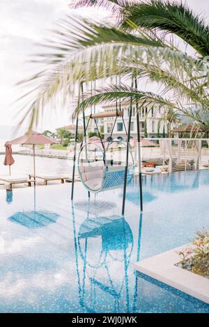 Chaise suspendue sur des stands dans la piscine d'un complexe hôtelier Banque D'Images