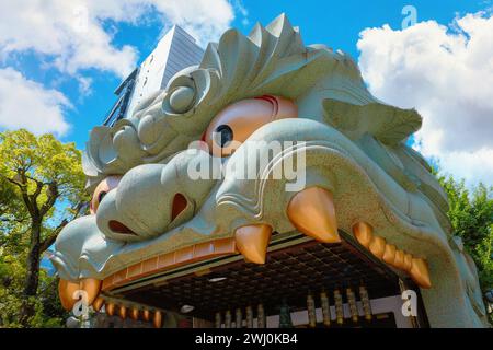 Namba Yasaka-jinja l'un des lieux de culte les plus distinctifs d'Osaka avec un gigantesque bâtiment en forme de tête de lion avec une énorme bouche ouverte qui avale le mal sp Banque D'Images