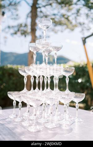 Pyramide de verres vides se tient sur une table dans le jardin Banque D'Images