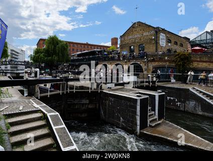 Londres - 29 05 2022 : écluses de Hampstead Road le long du Regent's canal Banque D'Images