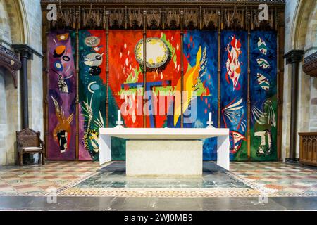 La tapisserie John Piper, installée en 1966, derrière le maître-autel de la cathédrale de Chichester. Banque D'Images