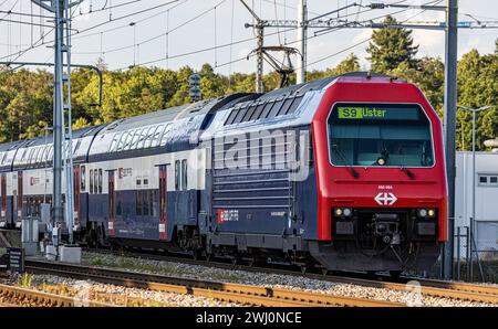 Eine Zürcher S-Bahn (SBB Re450) der Linie S9 fährt aus dem Bahnhof Hüntwangen-Wil hinaus. DAS Ziel des Regionalzuges ist der Bahnhof Uster. (Hüntenwan Banque D'Images