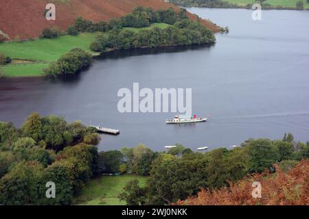 Ullswater Ferry Steamer arrivant à Howtown Pier dans le parc national de Lake District, Cumbria, Angleterre, Royaume-Uni. Banque D'Images