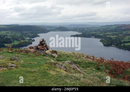 Le lac Ullswater d'un tas de pierres (Cairn) près du sommet du Wainwright Hallin est tombé dans le parc national du Lake District, Cumbria, Angleterre, Royaume-Uni. Banque D'Images