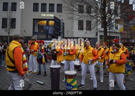 Carnaval fêtards dans le centre d'Oeteldonk, le nom que porte la ville de Den Bosch lors du carnaval le 11 février 2024. Célébration du carnaval aux pays-Bas. Les célébrations du carnaval aux pays-Bas, en particulier dans la région sud, débutent officiellement dimanche, attirant des milliers de foules. Chaque ville, village et quartier du Brabant a un nom différent pendant le carnaval, comme l'ont annoncé certaines municipalités du sud du pays après avoir évalué leur capacité à accueillir plus de personnes. La ville de Den Bosch, par exemple, a déclaré sa pleine capacité n'importe qui encore Banque D'Images