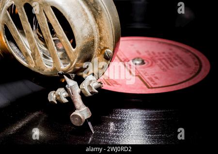 Aiguille et une tête d'un ancien gramophone de rareté antique fait de YE Banque D'Images