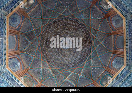 Thatta, Sindh, Pakistan - 11 17 2019 : vue d'une mosaïque bleue traditionnelle florale et géométrique à l'intérieur du dôme de l'ancienne mosquée Shah Jahan Banque D'Images