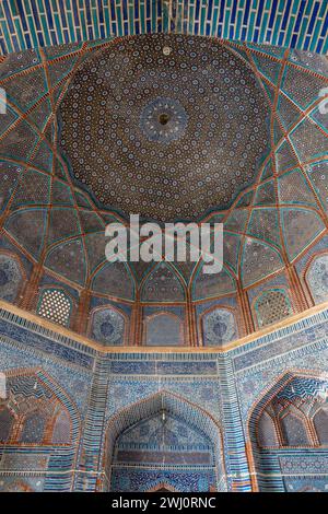 Thatta, Sindh, Pakistan - 11 17 2019 : décoration en mosaïque colorée et complexe à l'intérieur de l'ancienne mosquée Shah Jahan alias Jama masjid Banque D'Images