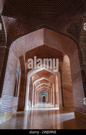 Thatta, Sindh, Pakistan - 11 17 2019 : perspective panoramique d'arches alignées à l'intérieur de la célèbre mosquée Shah Jahan alias Jama masjid Banque D'Images