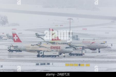 Ein Airbus A320-271N von Swiss International Airlines steht BEI starkem Schneefall auf dem Flughafen Zürich. DAS Flugzeug wird, gleich wie das Flugzeu Banque D'Images