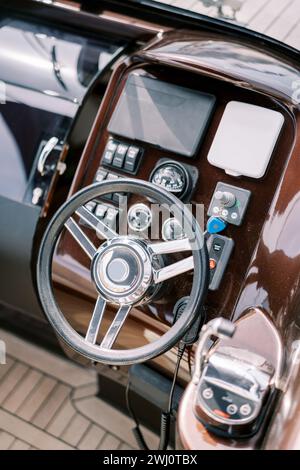 Volant et panneau de commande d'un yacht à moteur moderne. Vue de dessus Banque D'Images