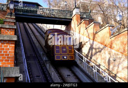 Le funiculaire siklo qui va du sommet de la colline du Château, le Var, à Lanchid, Pont des chaînes, Budapest, Hongrie Banque D'Images