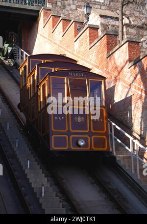 Le funiculaire siklo qui va du sommet de la colline du Château, le Var, à Lanchid, Pont des chaînes, Budapest, Hongrie Banque D'Images