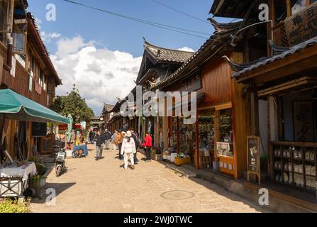 Vieille ville de Lijiang, Yunnan, Chine - novembre 2023 scène de rue, les gens, les touristes Banque D'Images