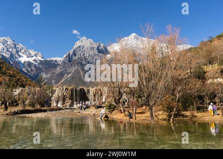 Blue Moon Valley et Jade Dragon Snow Mountain à Lijiang, province du Yunnan, Chine - novembre 2023 Banque D'Images