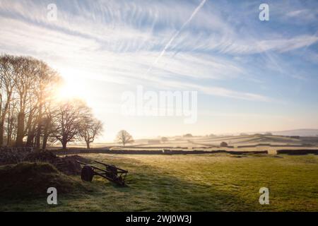 Les champs et les murs de pierre se lèvent avec le paysage de gel d'hiver tôt le matin dans le Peak District Angleterre Banque D'Images
