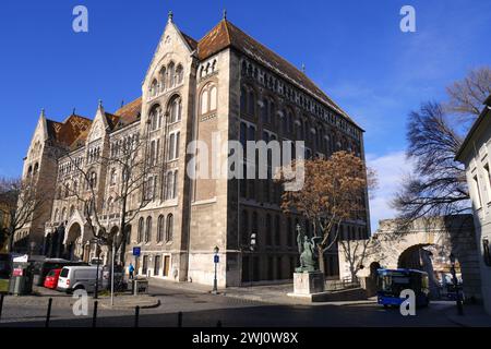 Archives nationales de Hongrie (Magyar Nemzeti Levéltár), statue de l'ange et porte de Vienne (Bécsi kapu, quartier du château (Var), Budapest, Hongrie Banque D'Images