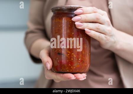 La pâte de tomate en pot part isolé sur fond blanc Banque D'Images