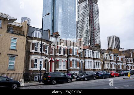 Le nouvel immeuble de grande hauteur surplombe une ancienne terrasse de maisons de faible hauteur au cœur du quartier financier de Canary Wharf le 6 février 2024 à Londres, Royaume-Uni. Canary Wharf est une zone située près de l'île des chiens dans le quartier londonien de Tower Hamlets et est définie par la Greater London Authority comme faisant partie du quartier central des affaires de Londres. Avec la City de Londres, elle constitue l'un des principaux centres financiers du Royaume-Uni et du monde, avec de nombreux immeubles de grande hauteur, dont le troisième plus haut du Royaume-Uni, One Canada Square. Banque D'Images