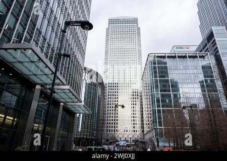 Un Canada Square au cœur du quartier financier de Canary Wharf le 6 février 2024 à Londres, Royaume-Uni. Canary Wharf est une zone située près de l'île des chiens dans le quartier londonien de Tower Hamlets et est définie par la Greater London Authority comme faisant partie du quartier central des affaires de Londres. Avec la City de Londres, elle constitue l'un des principaux centres financiers du Royaume-Uni et du monde, avec de nombreux immeubles de grande hauteur, dont le troisième plus haut du Royaume-Uni, One Canada Square. Banque D'Images