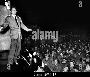 Danny Kaye divertit devant un public de plus de 3 000 membres du personnel de la 3ème aile de bombe volant de nuit et ses unités attachées - US Air Force, Corée Banque D'Images