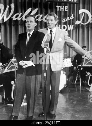 Bing Crosby et Danny Kaye chantant sur scène avec un groupe - scène de 'White Christmas' - photo publicitaire Banque D'Images