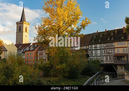 Vue sur le pont des marchands à Erfurt en automne Banque D'Images