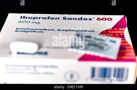 Eine Packung mit ibuprofen 600mg, welche BEI Schmerzen und Fieber Linderung verschafft. (Rafz, Schweiz, 02.02.2023) Banque D'Images