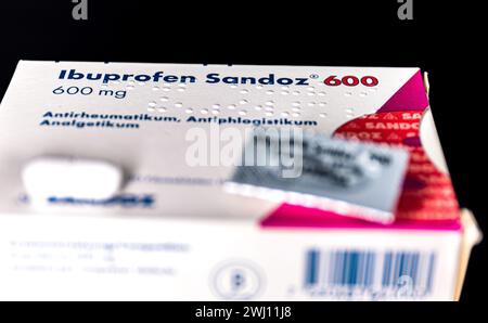 Eine Packung mit ibuprofen 600mg, welche BEI Schmerzen und Fieber Linderung verschafft. (Rafz, Schweiz, 02.02.2023) Banque D'Images