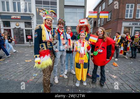 Le carnaval d'Oeteldonk 2024, à Den Bosh, aux pays-Bas. Dimanche 11 février 2024. Le carnaval est célébré officiellement du dimanche 11 février au mardi 13 février. La municipalité a demandé aux visiteurs protentionnels s’ils pouvaient annuler leur visite, en raison de l’afflux massif de visiteurs cette année. 'S-Hertogenbosch change alors de nom en Oeteldonk pour l'événement. Le carnaval est un festival célébré à Den Bosch depuis plus de 550 ans et qui attire de nombreux visiteurs de l'extérieur de la ville! En raison du grand nombre de perturbations dans son passé et pour s'assurer que tout fonctionnait bien, le Banque D'Images