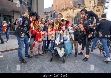 Le carnaval d'Oeteldonk 2024, à Den Bosh, aux pays-Bas. Dimanche 11 février 2024. Le carnaval est célébré officiellement du dimanche 11 février au mardi 13 février. La municipalité a demandé aux visiteurs protentionnels s’ils pouvaient annuler leur visite, en raison de l’afflux massif de visiteurs cette année. 'S-Hertogenbosch change alors de nom en Oeteldonk pour l'événement. Le carnaval est un festival célébré à Den Bosch depuis plus de 550 ans et qui attire de nombreux visiteurs de l'extérieur de la ville! En raison du grand nombre de perturbations dans son passé et pour s'assurer que tout fonctionnait bien, le Banque D'Images