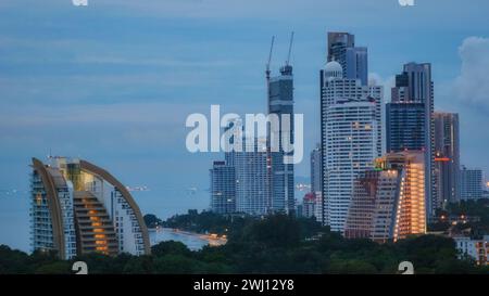 Pattaya Thaïlande, une vue de la ville la nuit avec des hôtels et des gratte-ciel bâtiments Banque D'Images