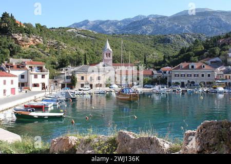 Jablanac, Croatie 09242014 vue encadrée du village Jablanac en Croatie à la côte oft la mer Méditerranée avec le petit port Banque D'Images