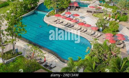 Drone vue d'en haut à une piscine lors de vacances de luxe en Thaïlande Banque D'Images
