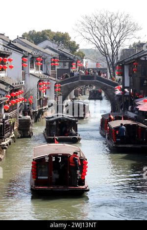 Pékin, province chinoise du Jiangsu. 12 février 2024. Les touristes visitent une zone pittoresque à Suzhou, dans la province du Jiangsu de l'est de la Chine, le 12 février 2024. Les gens à travers la Chine apprécient la fête du printemps en cours de différentes manières. Crédit : Hang Xingwei/Xinhua/Alamy Live News Banque D'Images