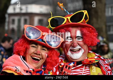 Duesseldorf, Allemagne. 12 février 2024. Les fêtards de carnaval habillés en clowns. Le carnaval de rue atteint son apogée le lundi Rose. Crédit : Federico Gambarini/dpa/Alamy Live News Banque D'Images